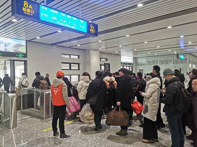 图为1月10日当天，阜阳西站内的春运景象。王海涵摄