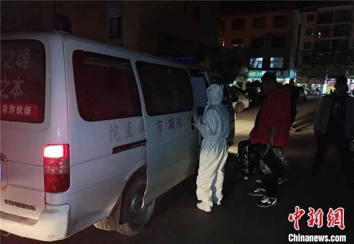 图为8名人员被强制隔离。　杨雪梅 摄